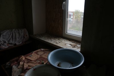 Коли в сумській п’ятиповерхівці, пошкодженій “шахедом”, закриють діру в даху Коли в сумській п’ятиповерхівці, пошкодженій “шахедом”, закриють діру в даху