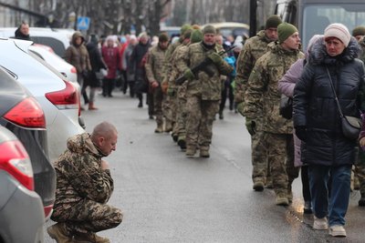 Загинув у результаті артобстрілу: в Умані на Черкащині попрощалися із захисником Загинув у результаті артобстрілу: в Умані на Черкащині попрощалися із захисником