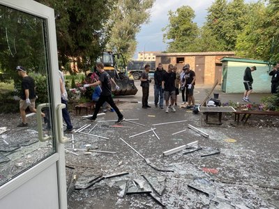 Волонтери допомагають рятувальникам прибирати навколишню територію після падіння ракети. Полтава. 17 червня Волонтери допомагають рятувальникам прибирати навколишню територію після падіння ракети. Полтава. 17 червня