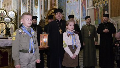 "Свічка є символом любові": Вифлеємський вогонь миру привезли у Рівне