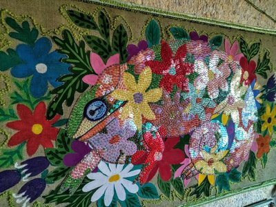 Крихти каміння, кісточки від риби та гофра — як художниця-переселенка із Луганська у Житомирі створює обереги Крихти каміння, кісточки від риби та гофра — як художниця-переселенка із Луганська у Житомирі створює обереги