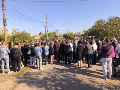 У Кривому Розі прощаються із загиблими внаслідок ракетної атаки 12-річним Максимом та його бабусею У Кривому Розі прощаються із загиблими внаслідок ракетної атаки 12-річним Максимом та його бабусею