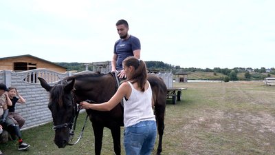 «Вони так заспокоюють»: ветерани з ампутаціями каталися верхи на Вінниччині «Вони так заспокоюють»: ветерани з ампутаціями каталися верхи на Вінниччині