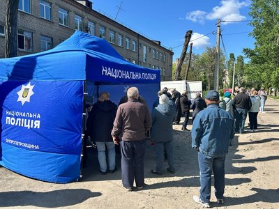 Прибирають скло й забивають вікна. У Павлограді долають наслідки дронової атаки Прибирають скло й забивають вікна. У Павлограді долають наслідки дронової атаки