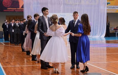 194 учні черкаських шкіл вийшли на паркет під час "дипломатичного балу" 194 учні черкаських шкіл вийшли на паркет під час "дипломатичного балу"