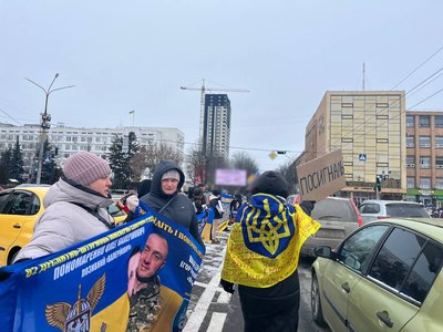 "Хай кажуть, що він загинув, а ми чекаємо його живим": у Черкасах відбулася акція "Не мовчи — полон вбиває" "Хай кажуть, що він загинув, а ми чекаємо його живим": у Черкасах відбулася акція "Не мовчи — полон вбиває"
