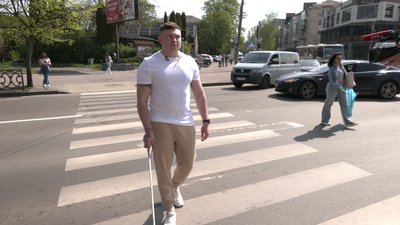 Ветеран, який втратив зір на війні, перевірив безар'єрність перехрестя у Рівному Ветеран, який втратив зір на війні, перевірив безар'єрність перехрестя у Рівному