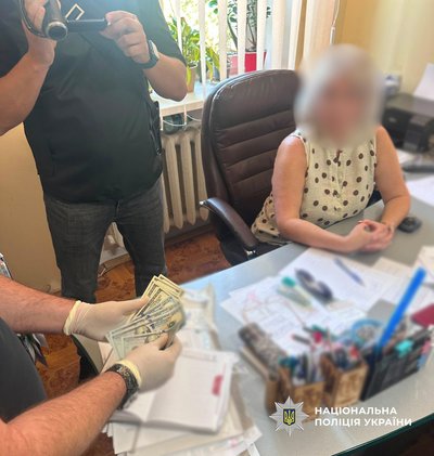 На Одещині депутатку міськради підозрюють у вимаганні 1000 доларів за дозвіл на МАФ