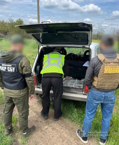 На Одещині затримали трьох чоловіків, яких підозрюють у спробі підкупу прикордонника для виїзду за кордон На Одещині затримали трьох чоловіків, яких підозрюють у спробі підкупу прикордонника для виїзду за кордон