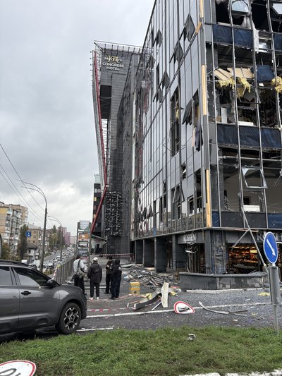 «Це виглядає страшно»: ТРЦ Cosmo Multimall був пошкоджений під час ракетної атаки РФ на Київ «Це виглядає страшно»: ТРЦ Cosmo Multimall був пошкоджений під час ракетної атаки РФ на Київ