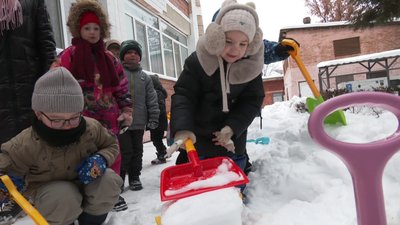Діти ліплять снігові фортеці на подвір'ях своїх дитсадків у Рівному Діти ліплять снігові фортеці на подвір'ях своїх дитсадків у Рівному