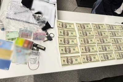 10 тисяч доларів США за незаконний виїзд. Дніпрянина підозрюють в організації схеми переправлення через кордон 10 тисяч доларів США за незаконний виїзд. Дніпрянина підозрюють в організації схеми переправлення через кордон