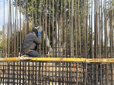 Будівельник в Чугуєві будує підземну школу Будівельник в Чугуєві будує підземну школу