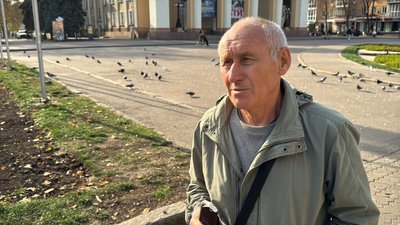 Світлові кулі й зірки на деревах: у Полтаві почали встановлення новорічної ілюмінації Світлові кулі й зірки на деревах: у Полтаві почали встановлення новорічної ілюмінації