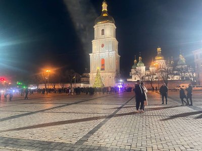 Новорічні святкування: кияни збираються біля ялинки на Софійській площі Новорічні святкування: кияни збираються біля ялинки на Софійській площі
