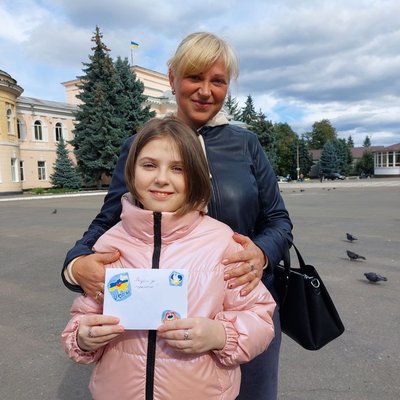 Дівчина з Миколаївщини обстригла волосся, щоб допомогти ЗСУ Дівчина з Миколаївщини обстригла волосся, щоб допомогти ЗСУ