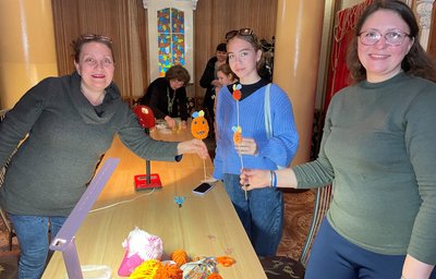 Навчаються робити вітальні листівки та розписувати пряники. У Херсонському артхабі відбулися майстеркласи до Великодня Навчаються робити вітальні листівки та розписувати пряники. У Херсонському артхабі відбулися майстеркласи до Великодня