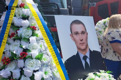 У Києві попрощалися з рятувальниками, загиблими під час ліквідації наслідків атаки РФ У Києві попрощалися з рятувальниками, загиблими під час ліквідації наслідків атаки РФ