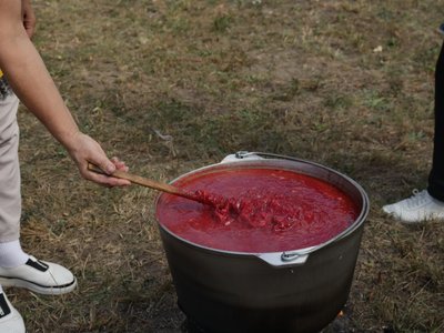 У Кмитові вп’яте провели борщ-батл: 15 команд готували традиційні та незвичайні страви У Кмитові вп’яте провели борщ-батл: 15 команд готували традиційні та незвичайні страви