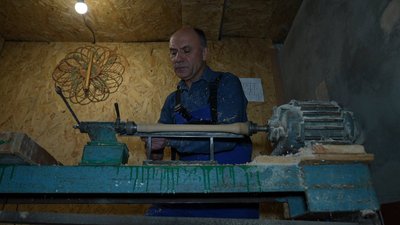 Майже 2000 сопілок за 30 років: майстер із Вінниччини виготовляє музичні інструменти та навчає дітей Майже 2000 сопілок за 30 років: майстер із Вінниччини виготовляє музичні інструменти та навчає дітей
