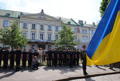 У Львові до Дня Конституції урочисто підняли Державний Прапор У Львові до Дня Конституції урочисто підняли Державний Прапор