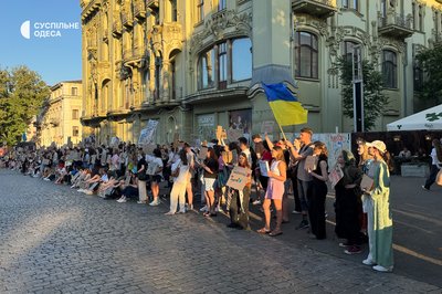 Одесити втретє зібралися на акцію протесту проти відставки міністра оборони Федорова Одесити втретє зібралися на акцію протесту проти відставки міністра оборони Федорова