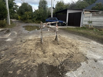 В Полтаві через порив чавунного водогону затопило вулицю В Полтаві через порив чавунного водогону затопило вулицю