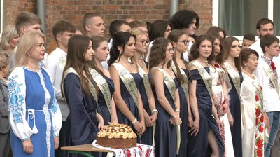 "Це найкращі роки мого життя": у Черкасах для школярів пролунав останній дзвоник "Це найкращі роки мого життя": у Черкасах для школярів пролунав останній дзвоник
