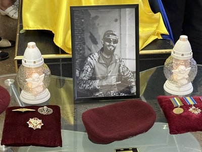 "Він був професіоналом своєї справи". У Миколаєві влаштували прощання з воїном Євгеном Лапчевським "Він був професіоналом своєї справи". У Миколаєві влаштували прощання з воїном Євгеном Лапчевським