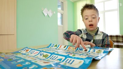 "Вони все розуміють": у Кропивницькому долучилися до акції підтримки людей із синдромом Дауна "Шкарпетуйся" "Вони все розуміють": у Кропивницькому долучилися до акції підтримки людей із синдромом Дауна "Шкарпетуйся"