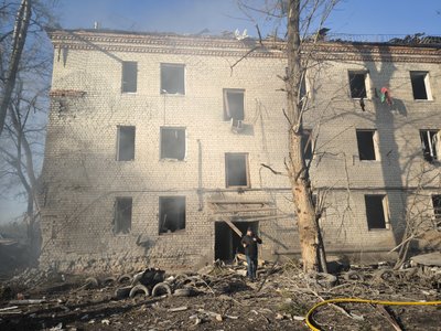 Рятувальники гасять пожежу на місці влучання а Київському районі, Харків, 7 березня 2025 року Рятувальники гасять пожежу на місці влучання а Київському районі, Харків, 7 березня 2025 року