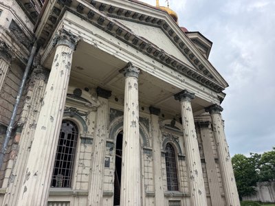 Фасад Будинку органної та камерної музики у Дніпрі після пошкоджень