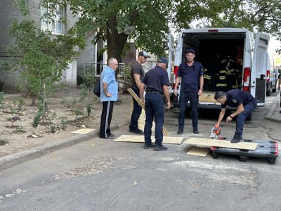 "Тільки лягли спати — почули вибухи. Сусіди вибігли, усіх трусило". Що розповіли херсонці про наслідки російських ударів "Тільки лягли спати — почули вибухи. Сусіди вибігли, усіх трусило". Що розповіли херсонці про наслідки російських ударів