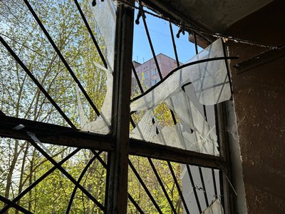 Порвало контактну мережу, вибиті вікна у багатоповерхівці: наслідки атаки на Дніпро Порвало контактну мережу, вибиті вікна у багатоповерхівці: наслідки атаки на Дніпро
