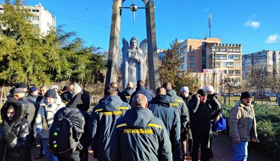 Місцеві жителі та рятувальники поруч з меморіалом "Скорботний Янгол Чорнобиля" Місцеві жителі та рятувальники поруч з меморіалом "Скорботний Янгол Чорнобиля"