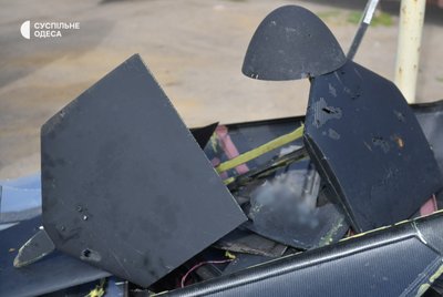 Пошкоджені будинки та уламки дронів: фоторепортаж з передмістя Одеси після атаки БпЛА Пошкоджені будинки та уламки дронів: фоторепортаж з передмістя Одеси після атаки БпЛА