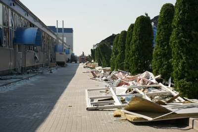 Двоє загиблих, 11 поранених: наслідки авіаудару по підприємству у Сумах Двоє загиблих, 11 поранених: наслідки авіаудару по підприємству у Сумах