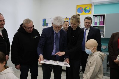 Петр Павел спілкується з дітьми