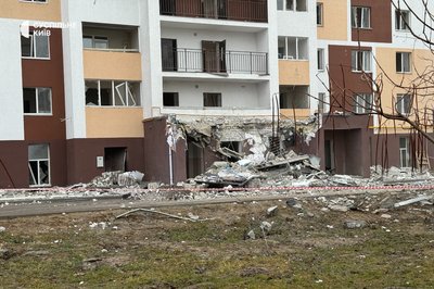 Війська РФ поцілили у багатоповерхівку у Вишневому на Київщині: п'ятьох людей врятували Війська РФ поцілили у багатоповерхівку у Вишневому на Київщині: п'ятьох людей врятували