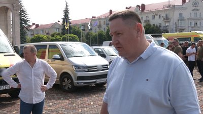 Військовим з Чернігівщини передали 26 автівок від латвійців Військовим з Чернігівщини передали 26 автівок від латвійців