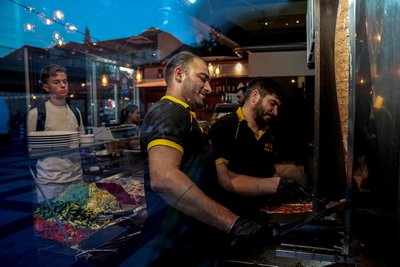 Турецькі кухарі готують донер-кебаби в ресторані швидкого харчування у Берліні, Німеччина, 18 вересня 2024 року