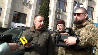 У Житомирі військовим передали дрони, генератори та автомобілі від благодійників У Житомирі військовим передали дрони, генератори та автомобілі від благодійників