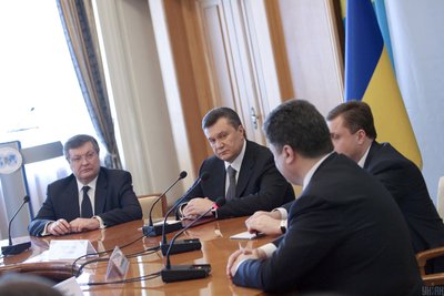 Зліва направо: новий міністр закордонних справ Костянтин Грищенко, президент України Віктор Янукович, голова АП України Сергій Льовочкін та екс-міністр МЗС Петро Порошенко під час представлення колективу новообраного міністра, Київ, 11 березня 2010 року Зліва направо: новий міністр закордонних справ Костянтин Грищенко, президент України Віктор Янукович, голова АП України Сергій Льовочкін та екс-міністр МЗС Петро Порошенко під час представлення колективу новообраного міністра, Київ, 11 березня 2010 року