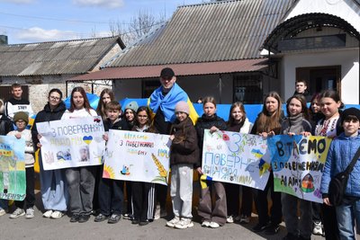 Звільненого з російського полону бійця Василя Новака зустріли на Рівненщині Звільненого з російського полону бійця Василя Новака зустріли на Рівненщині
