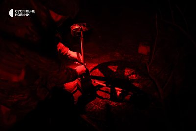 Військові першого батальйону 40 ОБрБО готують нічний ударний дрон "Кажан" до роботи по російським позиціям на Херсонщині Військові першого батальйону 40 ОБрБО готують нічний ударний дрон "Кажан" до роботи по російським позиціям на Херсонщині