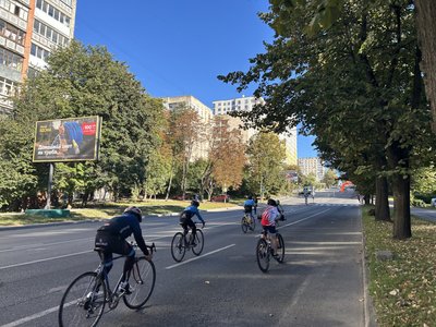 Велосипедисти долають відстань Велосипедисти долають відстань