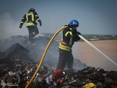 У селі Барвінок біля Ужгорода горить сміттєзвалище У селі Барвінок біля Ужгорода горить сміттєзвалище
