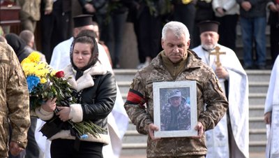 У Луцьку попрощалися із 47-річним гранатометником Віктором Калеником, який загинув у Курській області РФ У Луцьку попрощалися із 47-річним гранатометником Віктором Калеником, який загинув у Курській області РФ