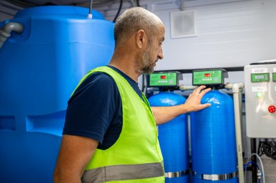 Чоловік всередині пункту з безплатною водою в Харкові Чоловік всередині пункту з безплатною водою в Харкові