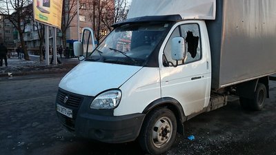 "Газель", що взяла на себе частину уламків міни МОН-100, закривши собою мітингувальників, коли пролунав вибух біля Палацу спорту у Харкові 22 лютого 2015 року "Газель", що взяла на себе частину уламків міни МОН-100, закривши собою мітингувальників, коли пролунав вибух біля Палацу спорту у Харкові 22 лютого 2015 року